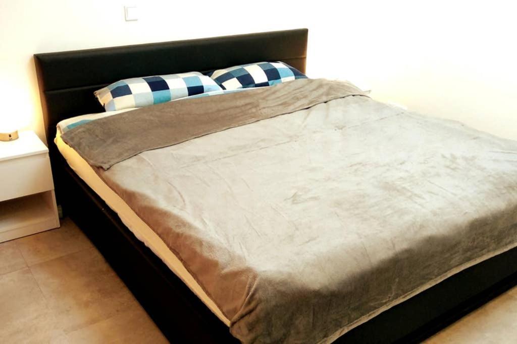Pearl Studio Apart - King Bed - Netflix - Projector - Fast Wi-Fi Трир Екстериор снимка