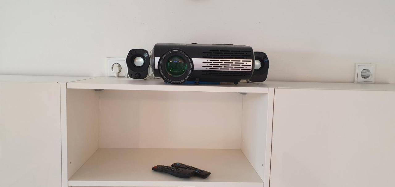 Pearl Studio Apart - King Bed - Netflix - Projector - Fast Wi-Fi Трир Екстериор снимка